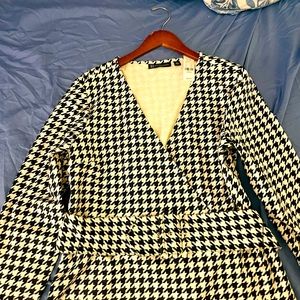 Beautiful houndstooth double breasted top with matching belt .